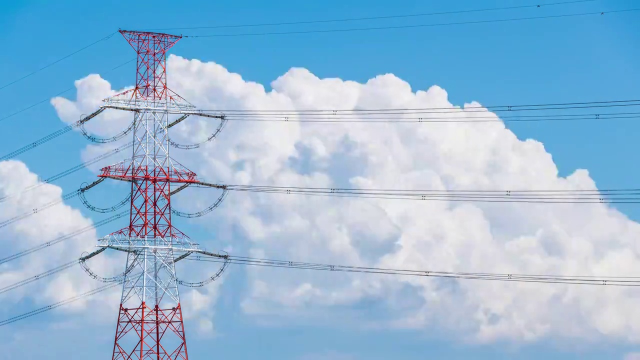 电线杆和蓝天上的大云的延时镜头视频下载