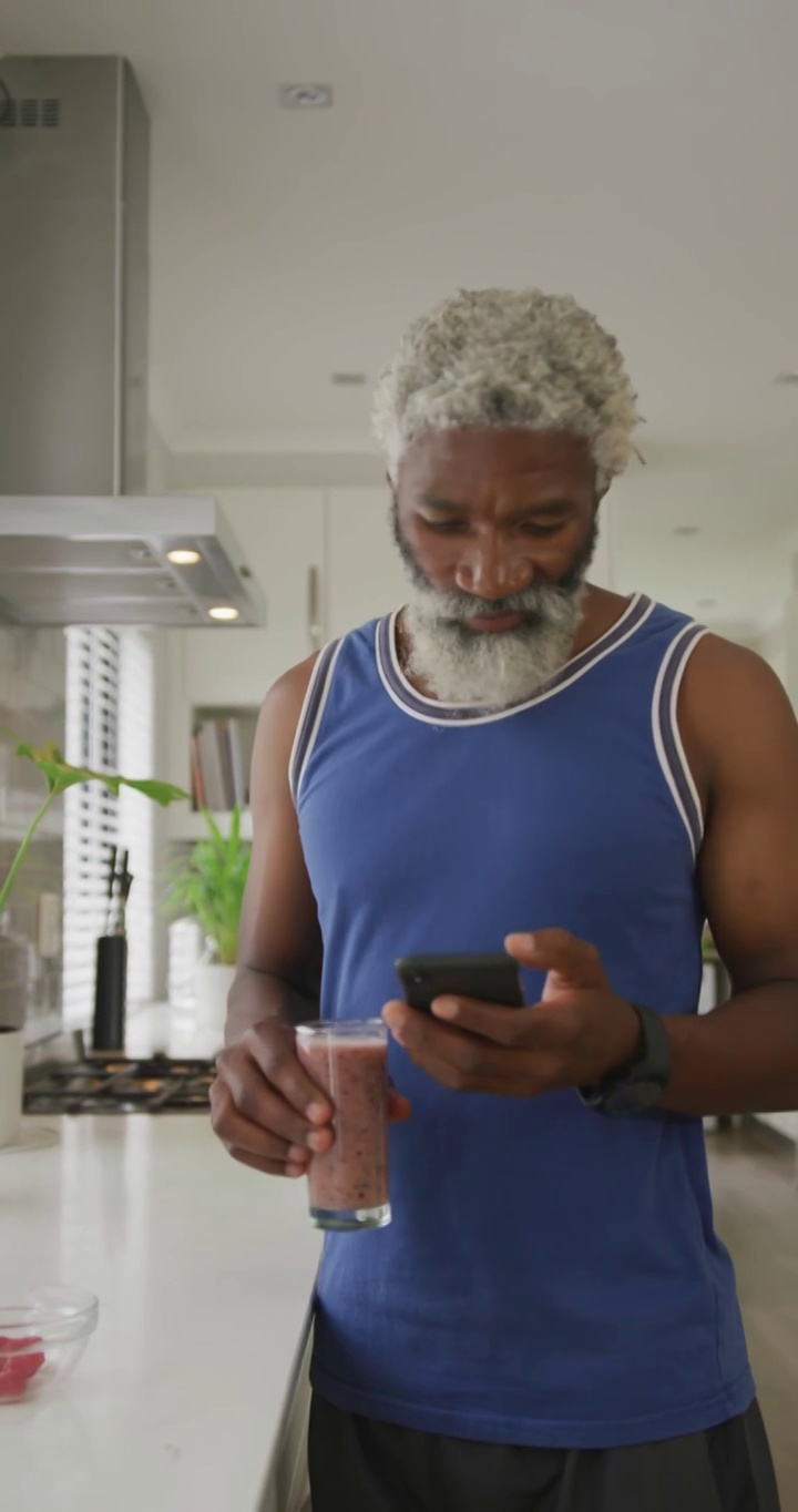 非裔美国老人在家使用智能手机的垂直视频视频下载