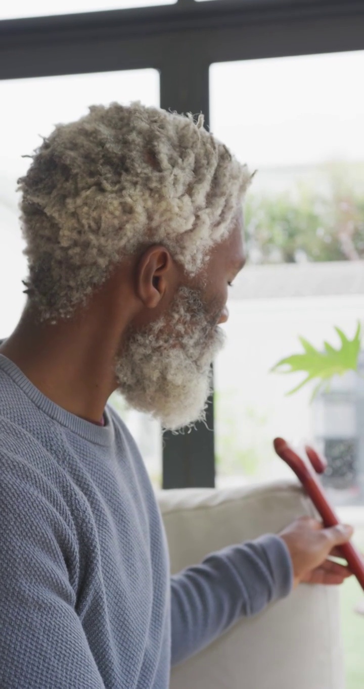 美国黑人老人在家拄着拐杖的垂直视频视频下载