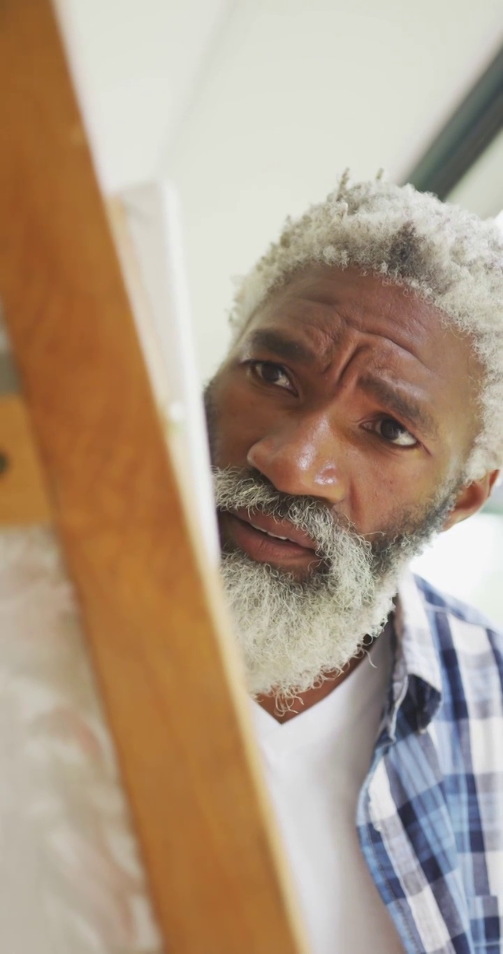 非裔美国老人在家作画的垂直视频视频下载