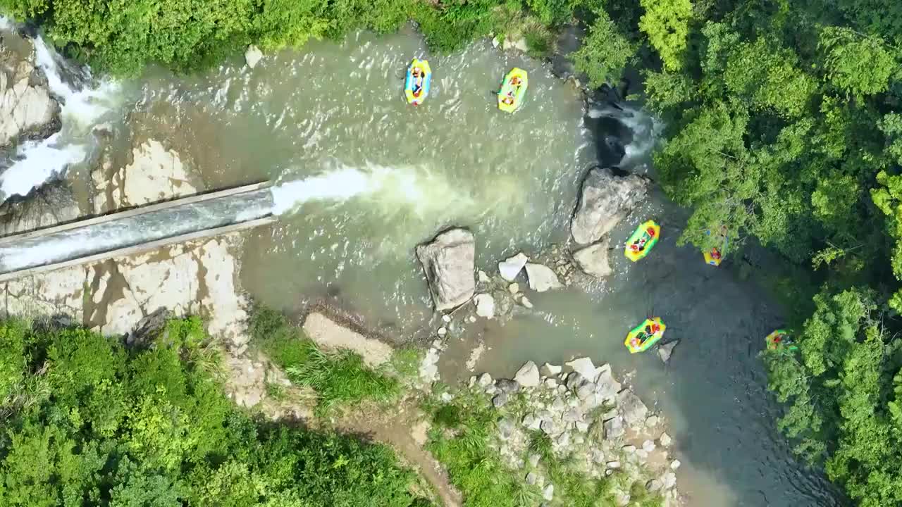 漂流团建山峡谷激情流勇进河水航俯拍橡皮船视频素材