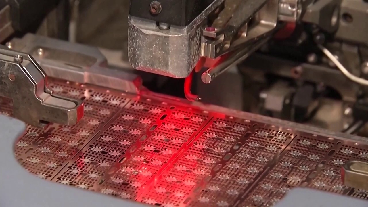 中国的高科技自动化芯片生产线流水线（合集）视频素材