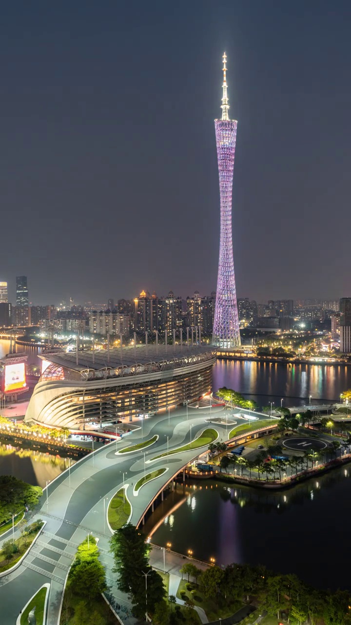 广东省广州市广州塔与海心沙体育馆的夜景视频素材