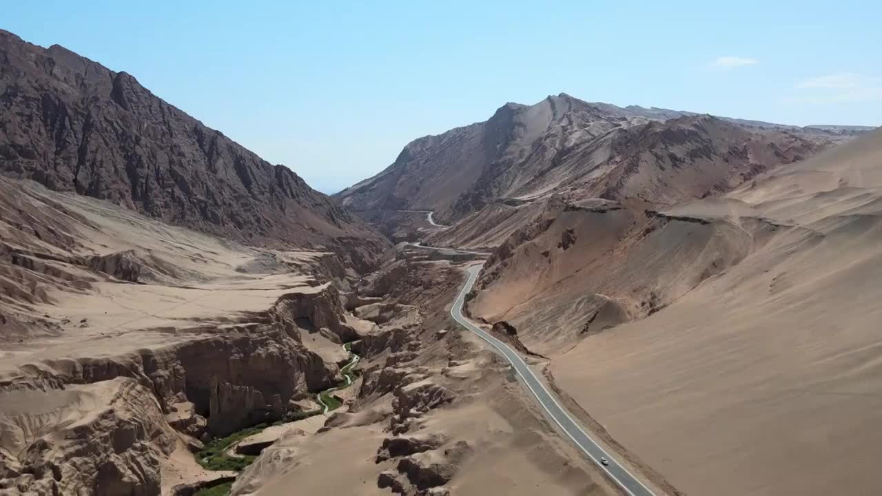 新疆吐鲁番火焰山吐峪沟航拍视频素材