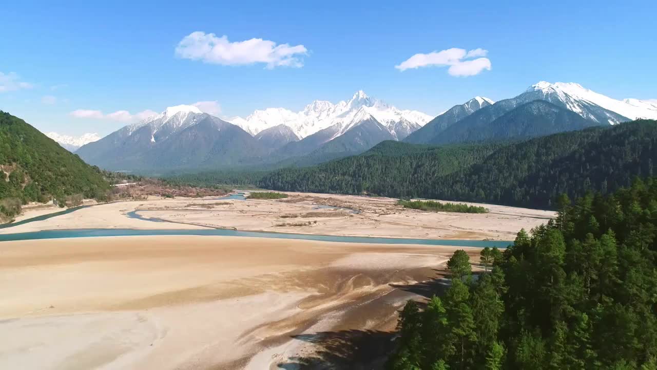 西藏波密古乡雪山下桃花盛开航拍视频素材