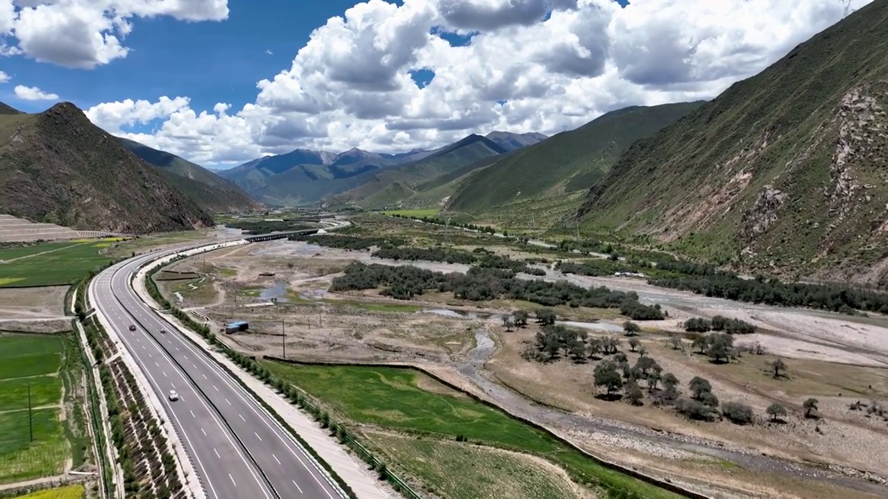 西藏拉萨：林拉高速公路风光视频下载