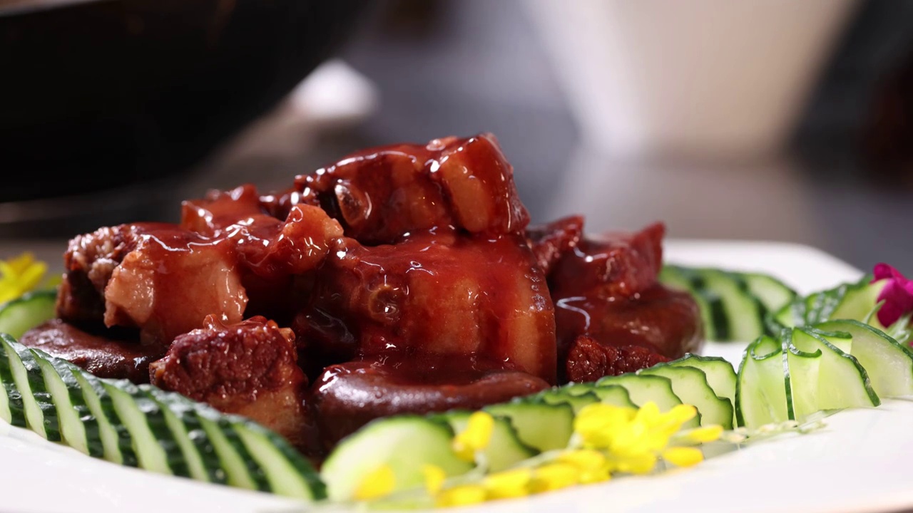 中餐厨师制作红烧肉视频下载
