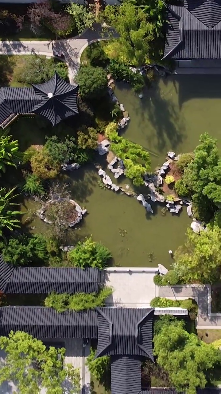 竖屏航拍苏式古典园林庭院住房视频素材