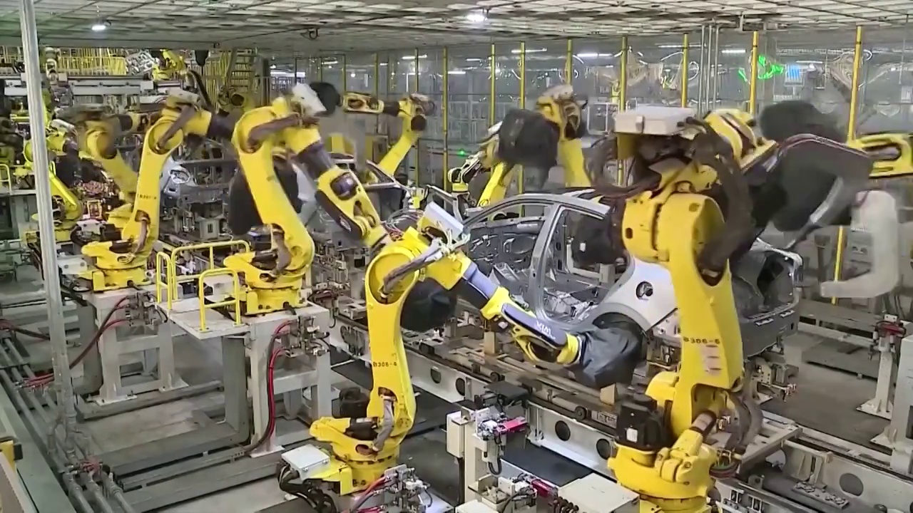 中国的新能源汽车电车自动化生产线（选编）视频素材