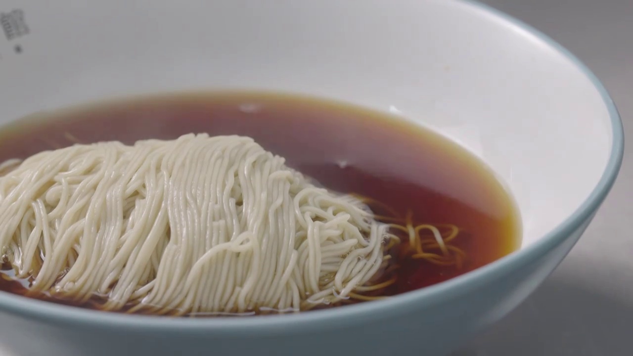中餐厨师制作苏式面条慢镜头视频下载