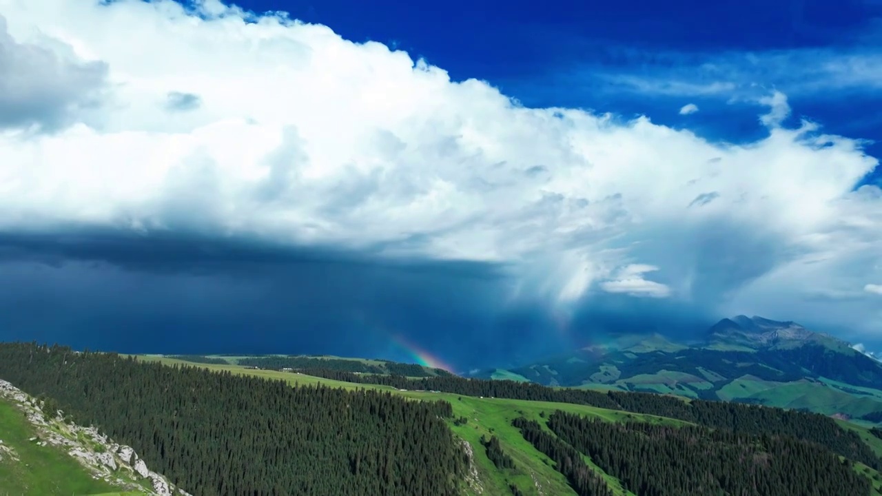 航拍喀拉峻草原雨后彩虹风光视频素材