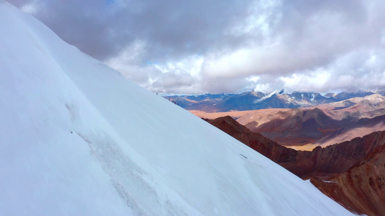 西藏拉萨市当雄县廓琼岗日雪山洛堆峰登山滑雪视频素材