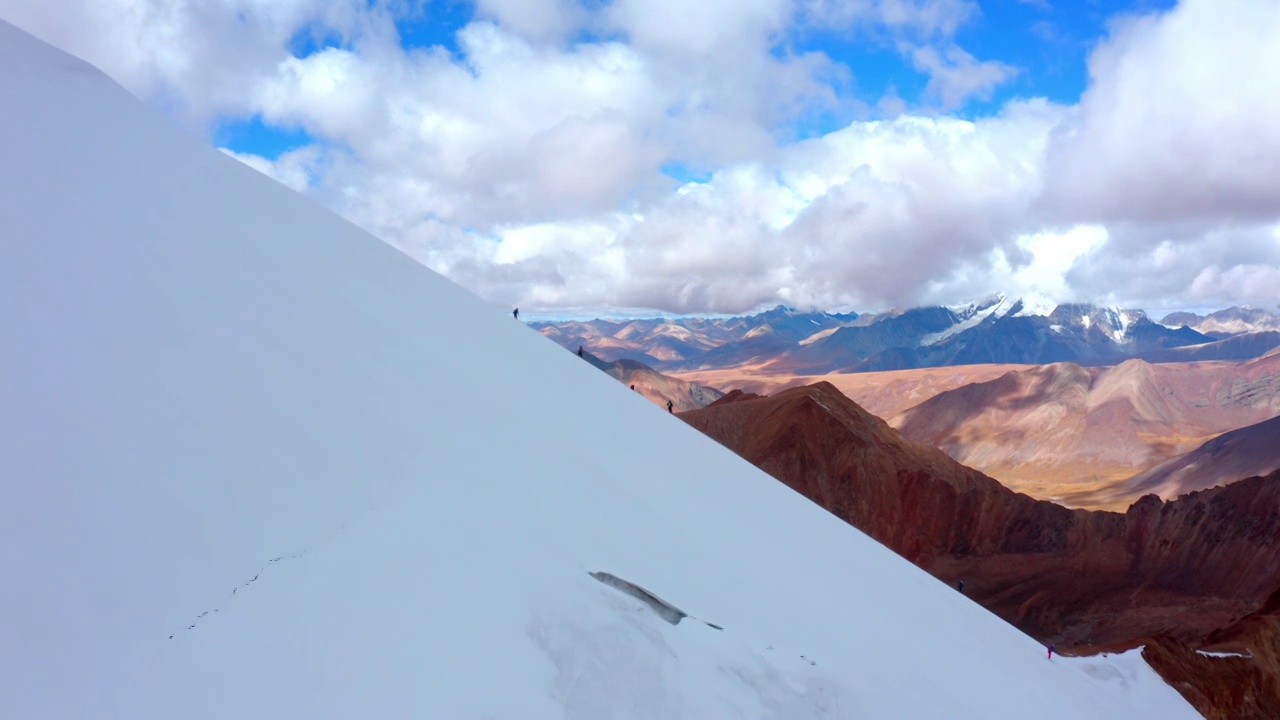 西藏拉萨市当雄县廓琼岗日雪山洛堆峰登山滑雪视频下载