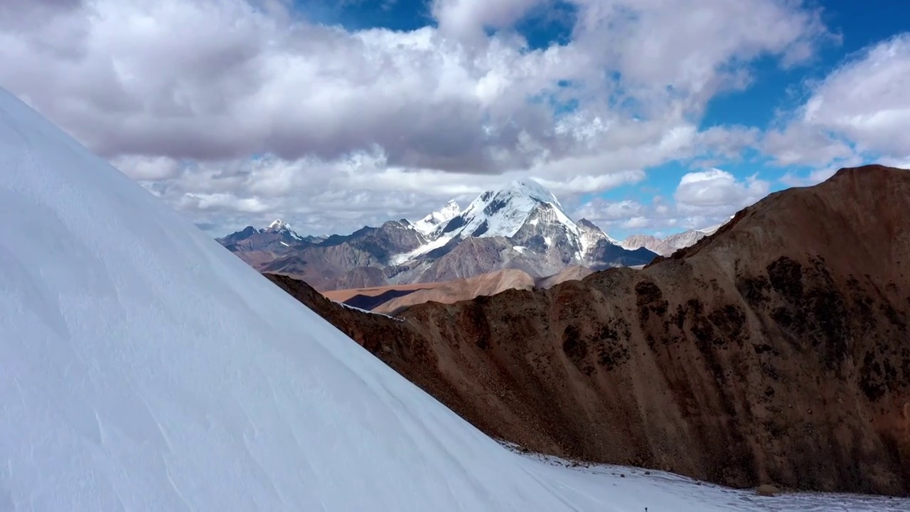 西藏拉萨市当雄县廓琼岗日雪山洛堆峰登山滑雪视频素材