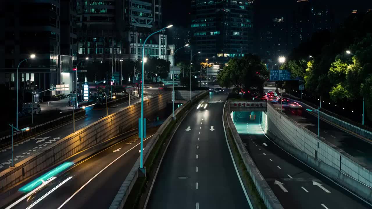 时光流逝，上海浦东陆家嘴的夜间车流（放大）视频下载