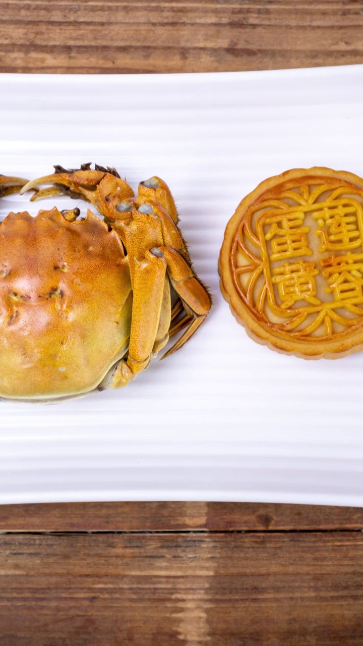 中秋月饼与大闸蟹美食4k滑轨镜头视频购买