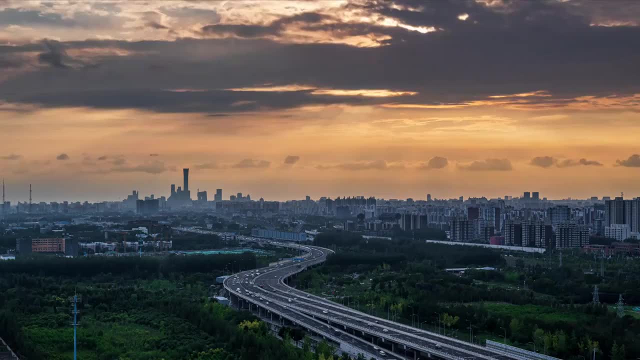 北京进城的路广渠路国贸CBD日落延时视频素材