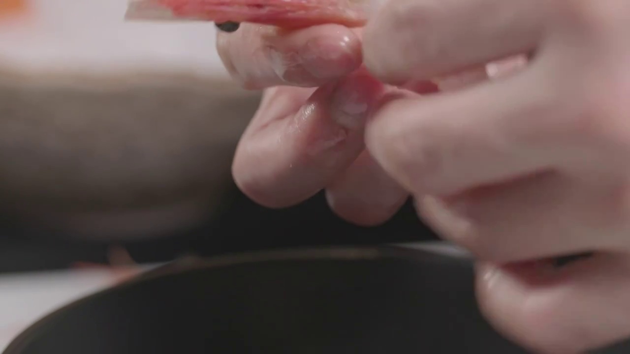 日本料理厨师剥虾仁视频素材