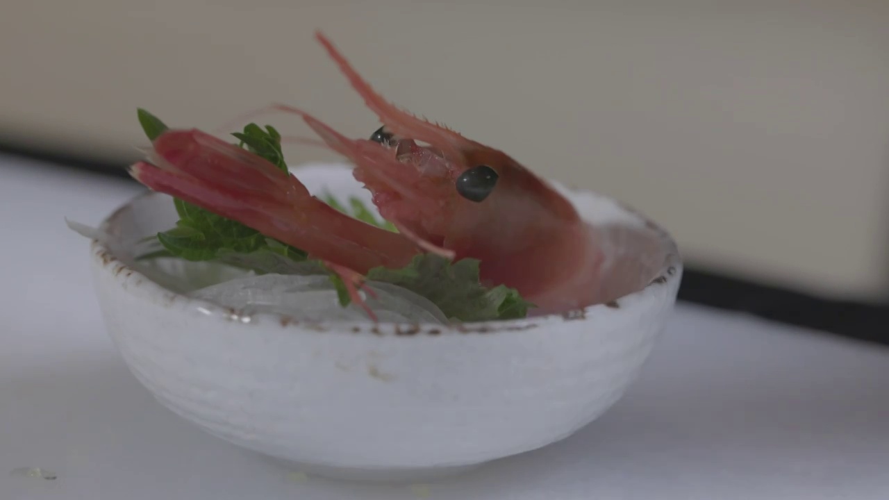 日本料理厨师制作刺身拼盘甜虾视频素材