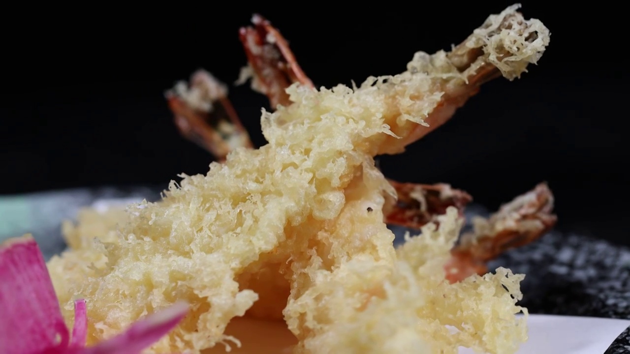 滑轨镜头旋转展示日式大虾天妇罗视频素材