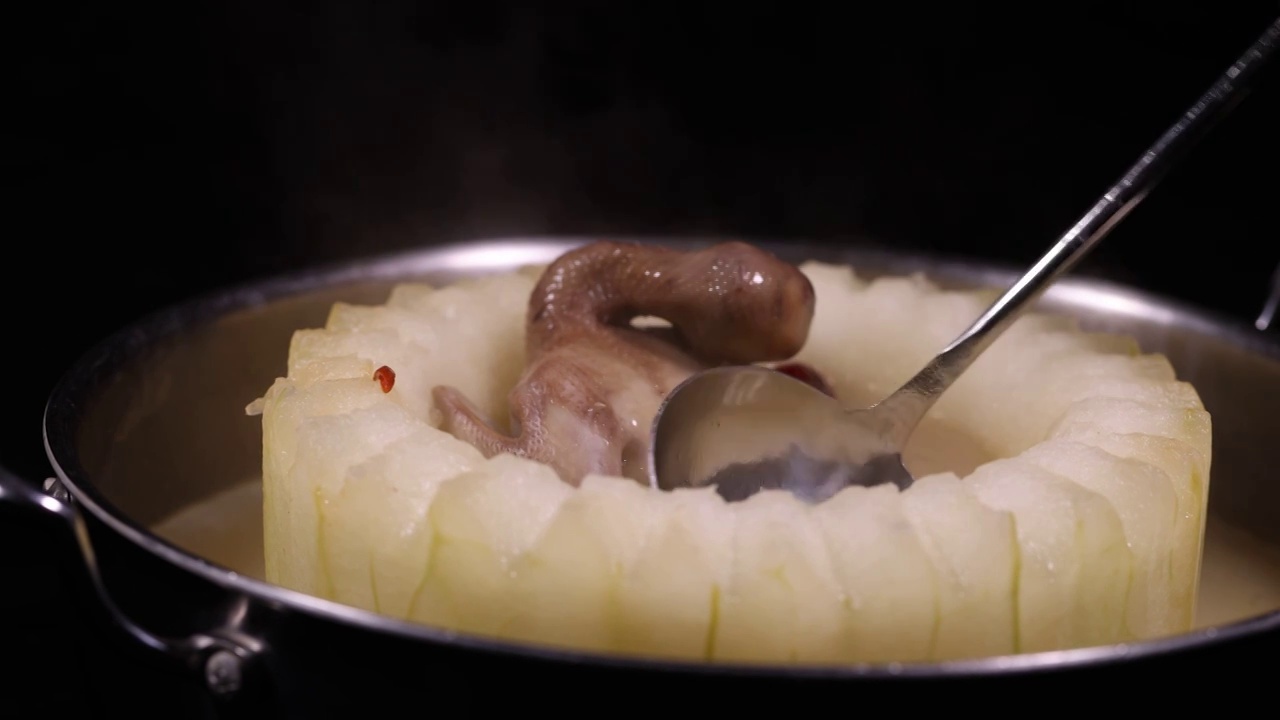 中餐潮州菜厨师制作冬瓜虫草花炖乳鸽视频下载