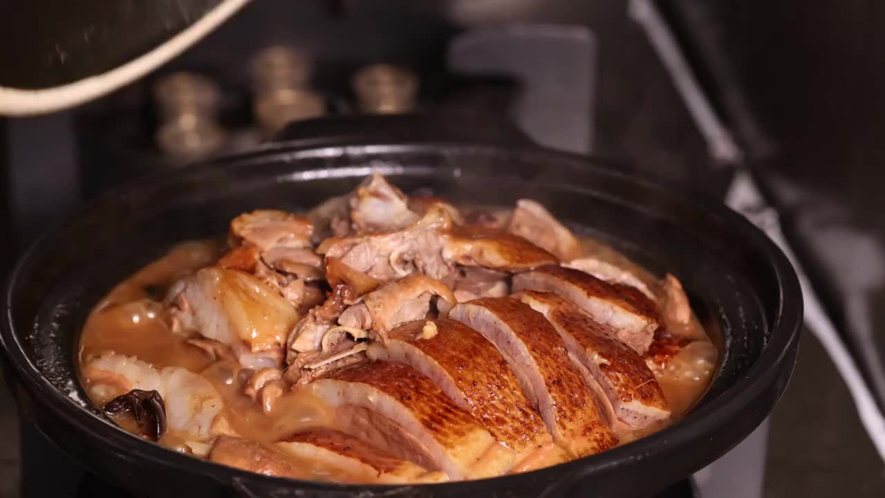 中餐厨师砂锅炖老鸭视频下载