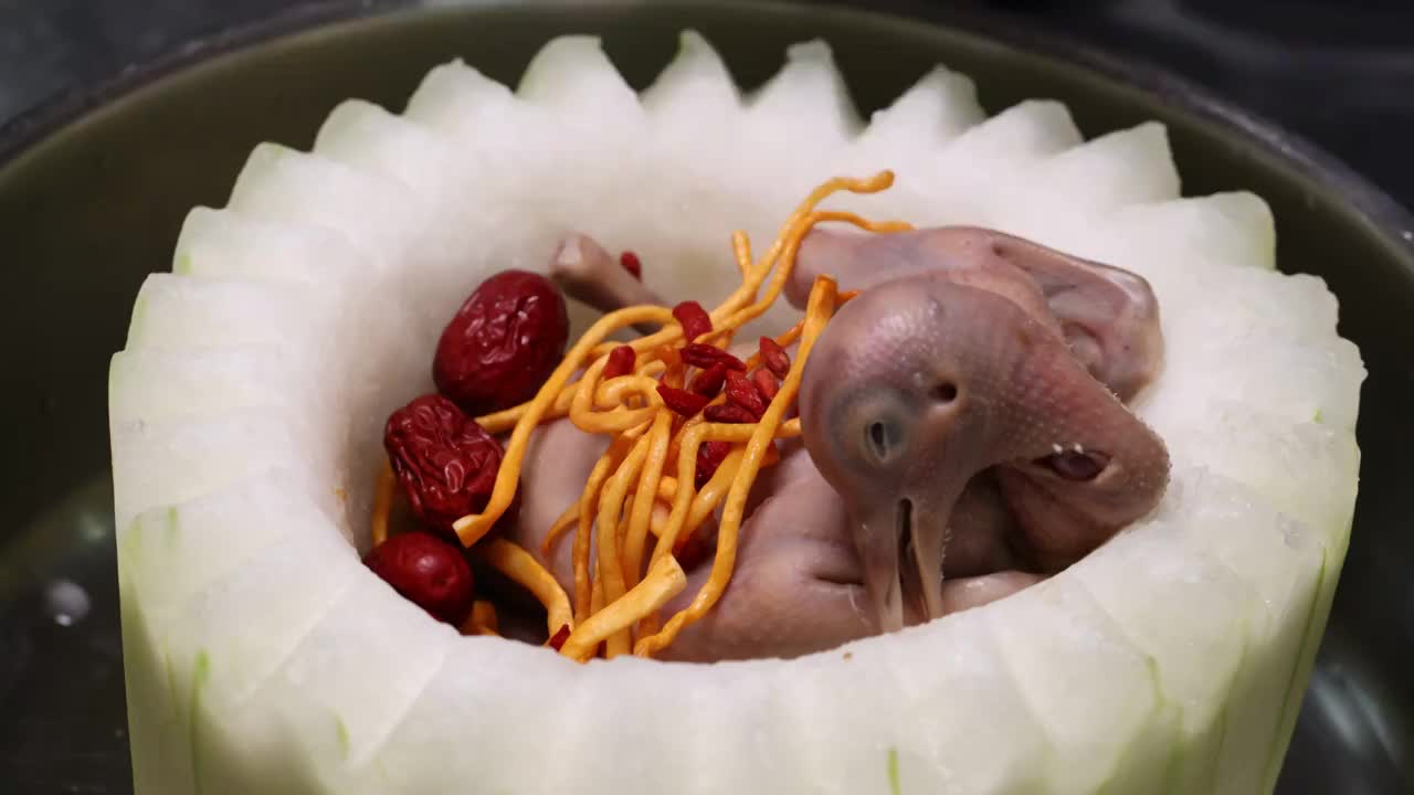 中餐潮州菜厨师制作冬瓜虫草花炖乳鸽视频下载