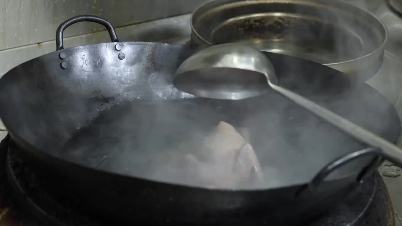 中餐潮州菜厨师制作虫草花炖乳鸽汤视频下载