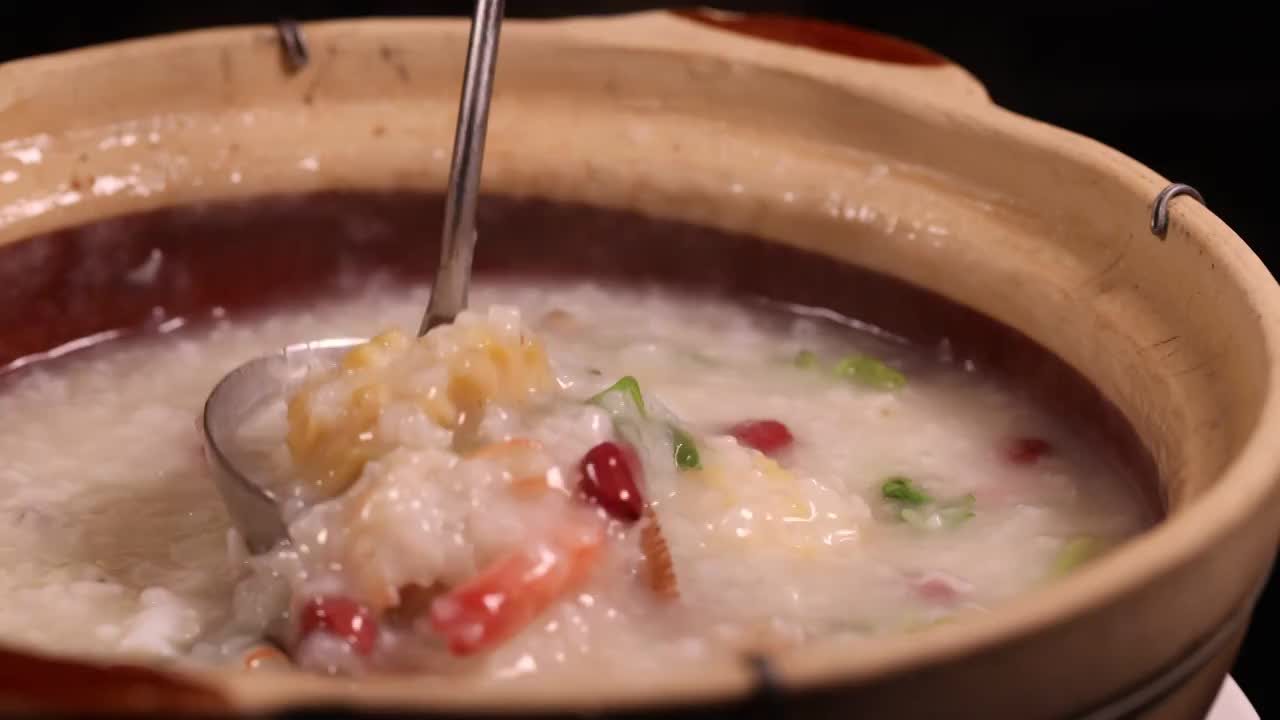 广式海鲜粥潮汕砂锅粥视频素材