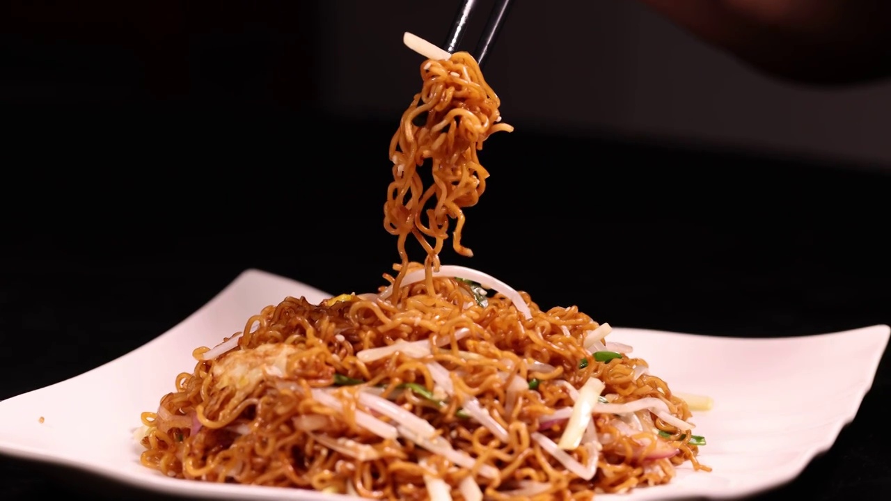 广东粤菜豉油皇炒面筷子夹起面条准备吃饭视频素材