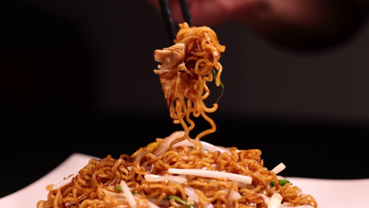 广东粤菜豉油皇炒面筷子夹起面条准备吃饭视频素材