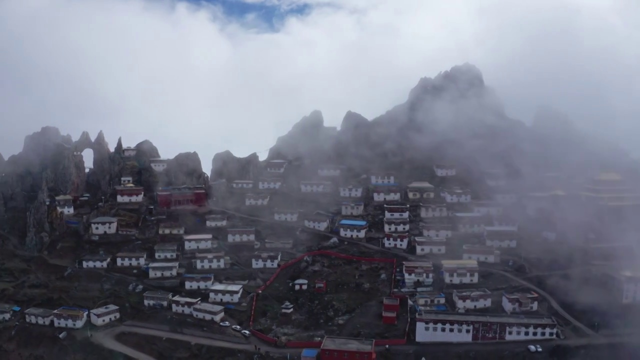 航拍云海中的西藏孜珠寺视频素材