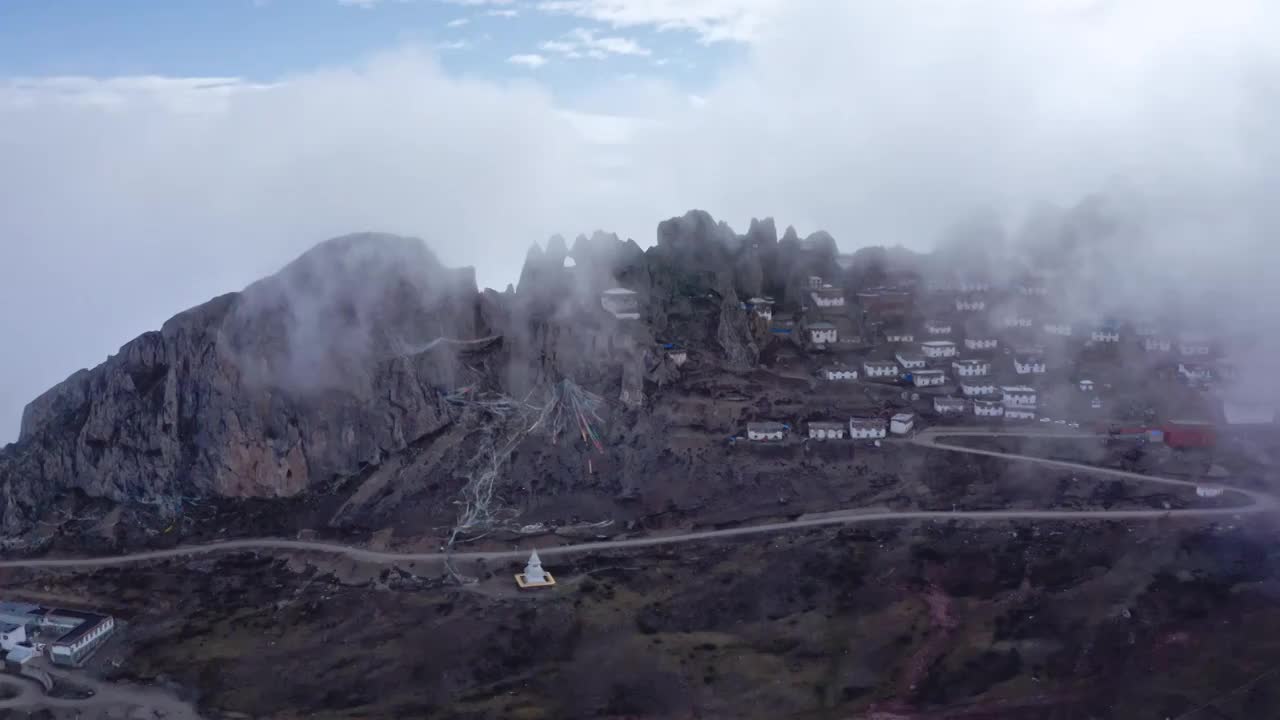 航拍云海中的西藏孜珠寺白昼风光视频素材