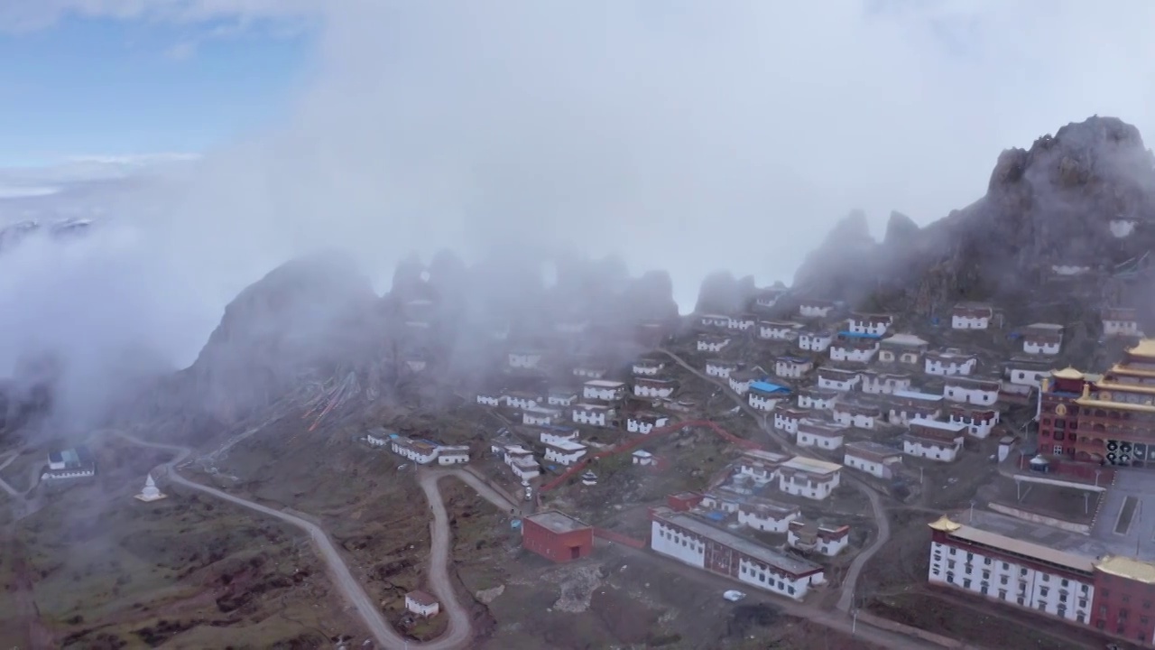 航拍云海中的西藏孜珠寺白昼风光视频素材