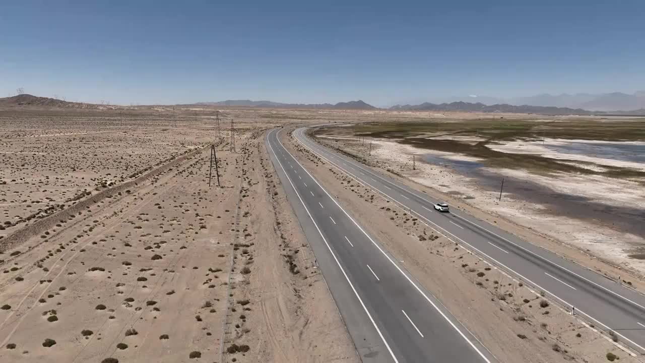 荒凉的西部公路视频素材