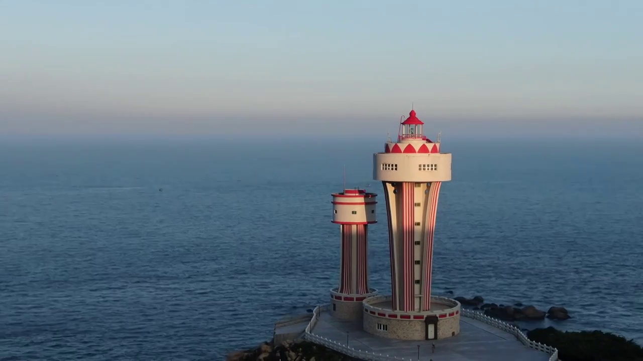 汕头南澳岛三囱崖灯塔黄昏日落航拍视频素材