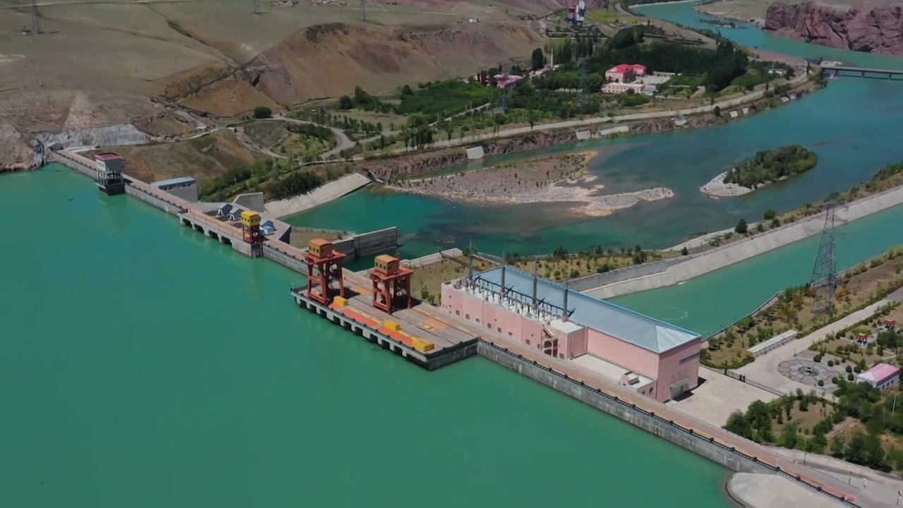 中国新疆维吾尔自治区伊犁州特克斯河水坝航拍风光视频下载