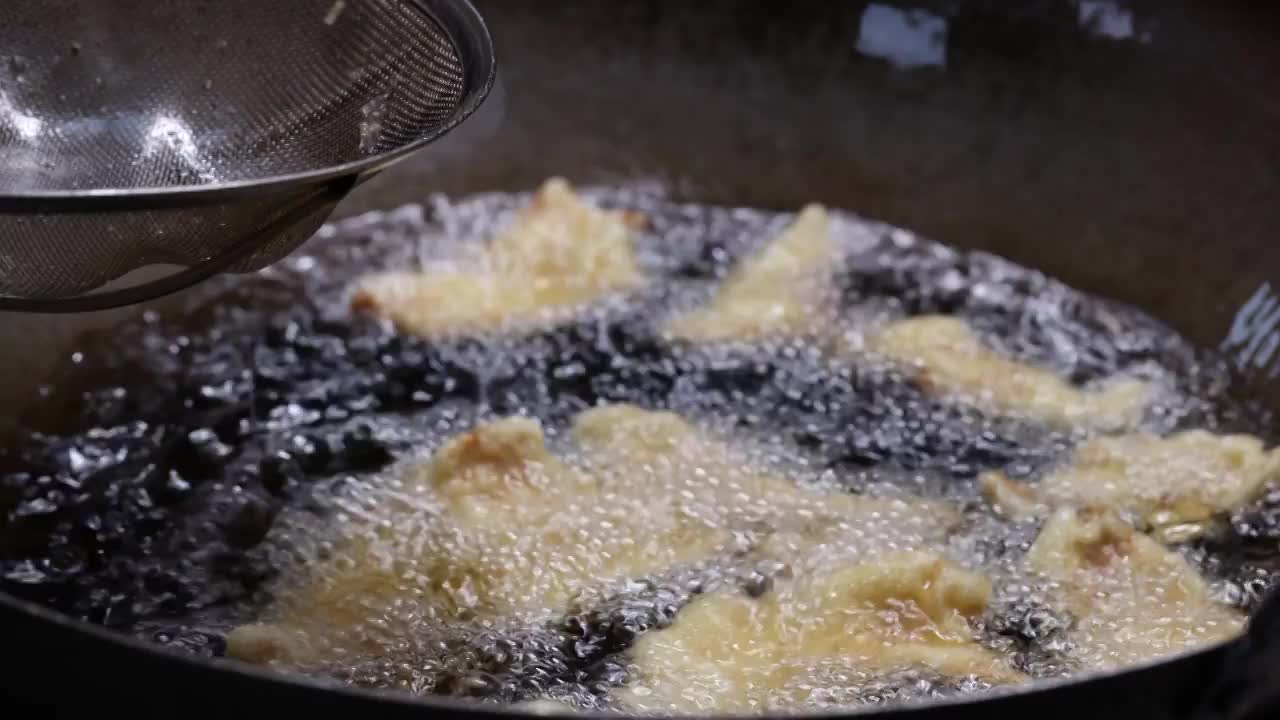 中餐厨师制作东北菜锅包肉高温油锅油炸猪肉慢镜头视频素材