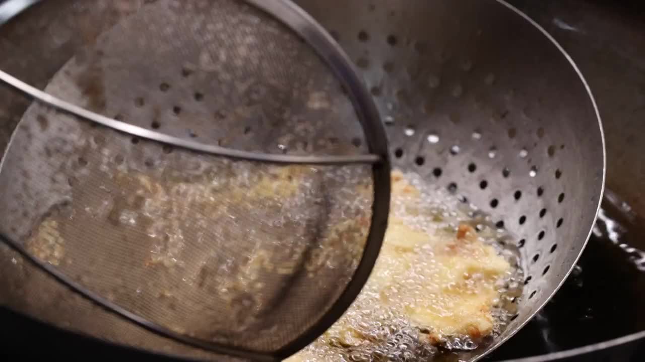 中餐厨师制作东北菜锅包肉高温油锅油炸猪肉慢镜头视频素材
