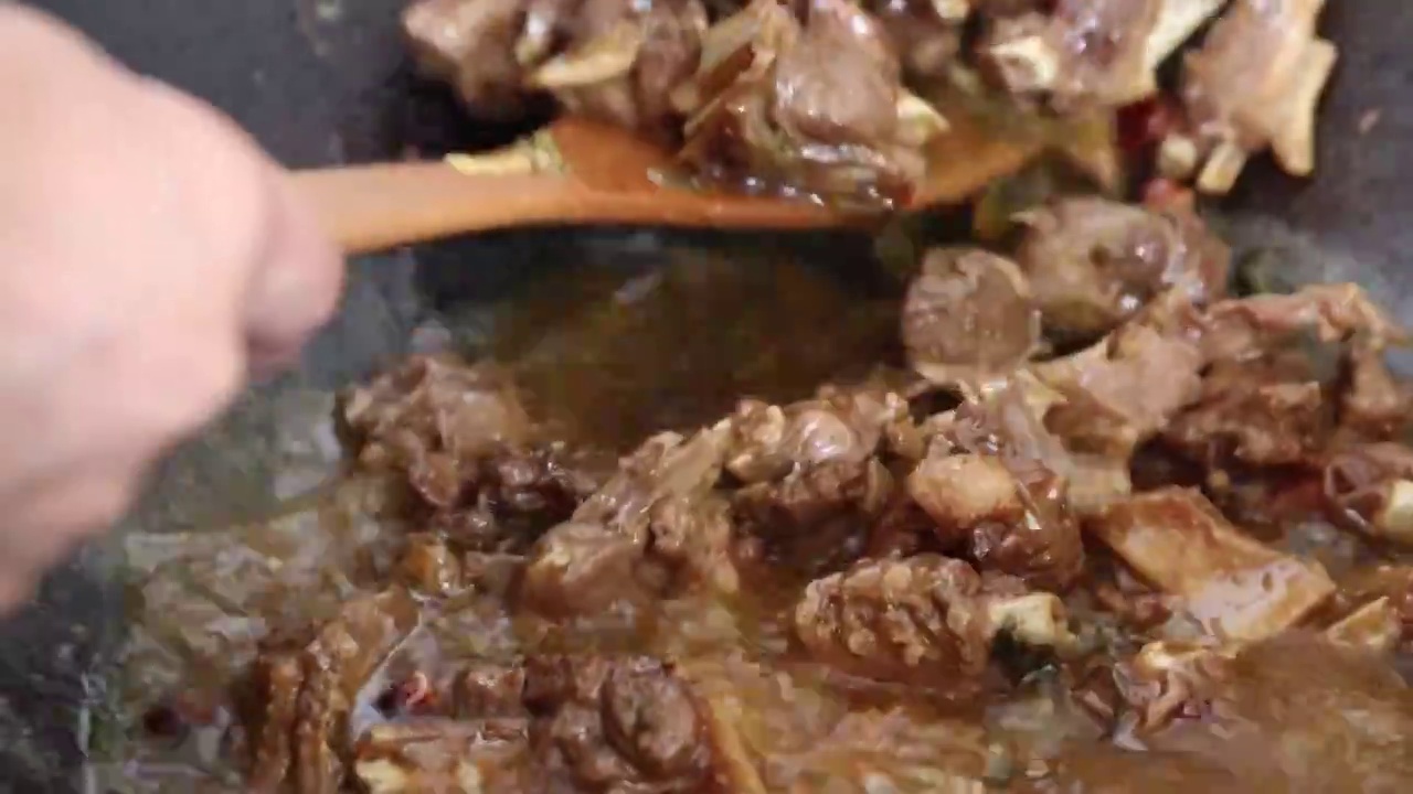 中餐厨师制作铁锅炖鸡肉视频下载