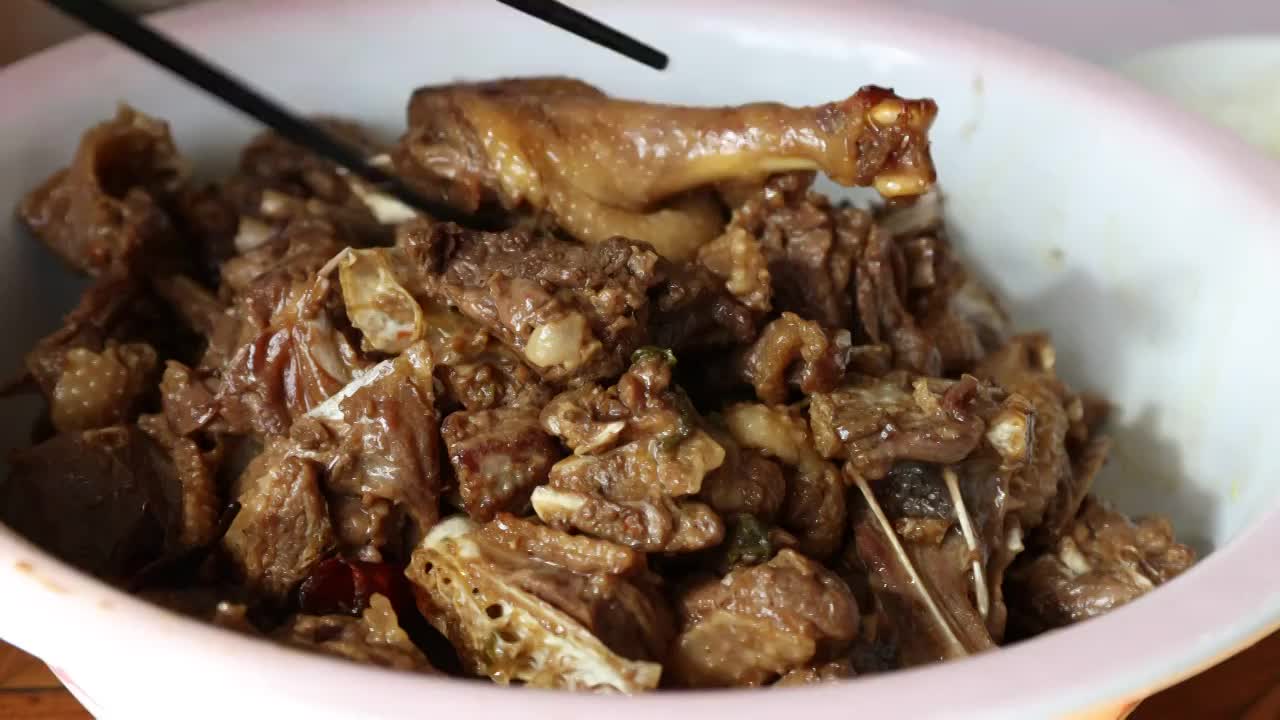 中餐厨师制作铁锅炖鸡肉视频下载