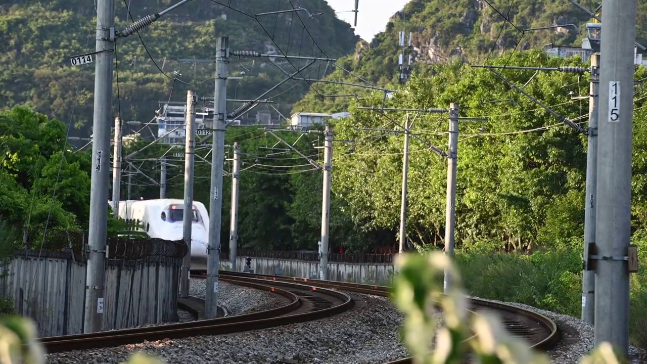 蓝天白云阳光下穿过城市的铁路上行驶的列车视频下载