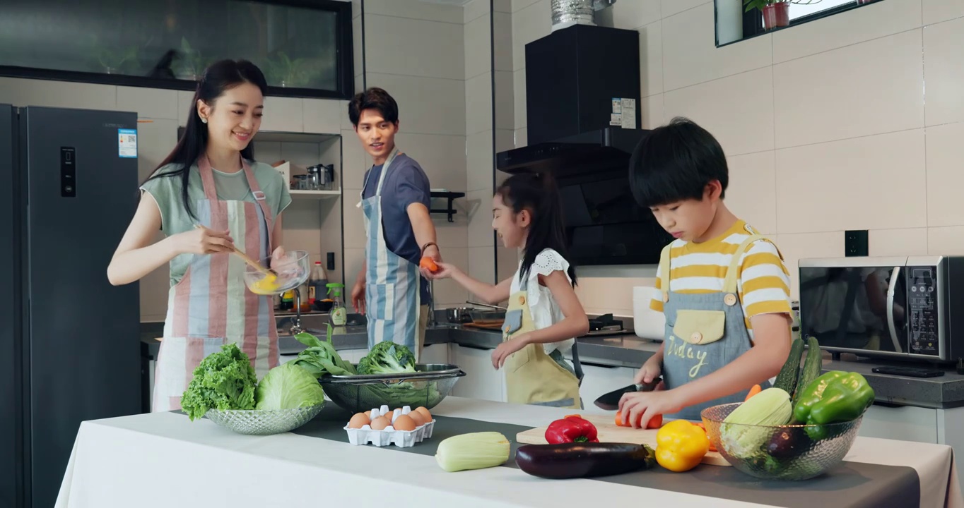 年轻父母教孩子学做饭视频下载