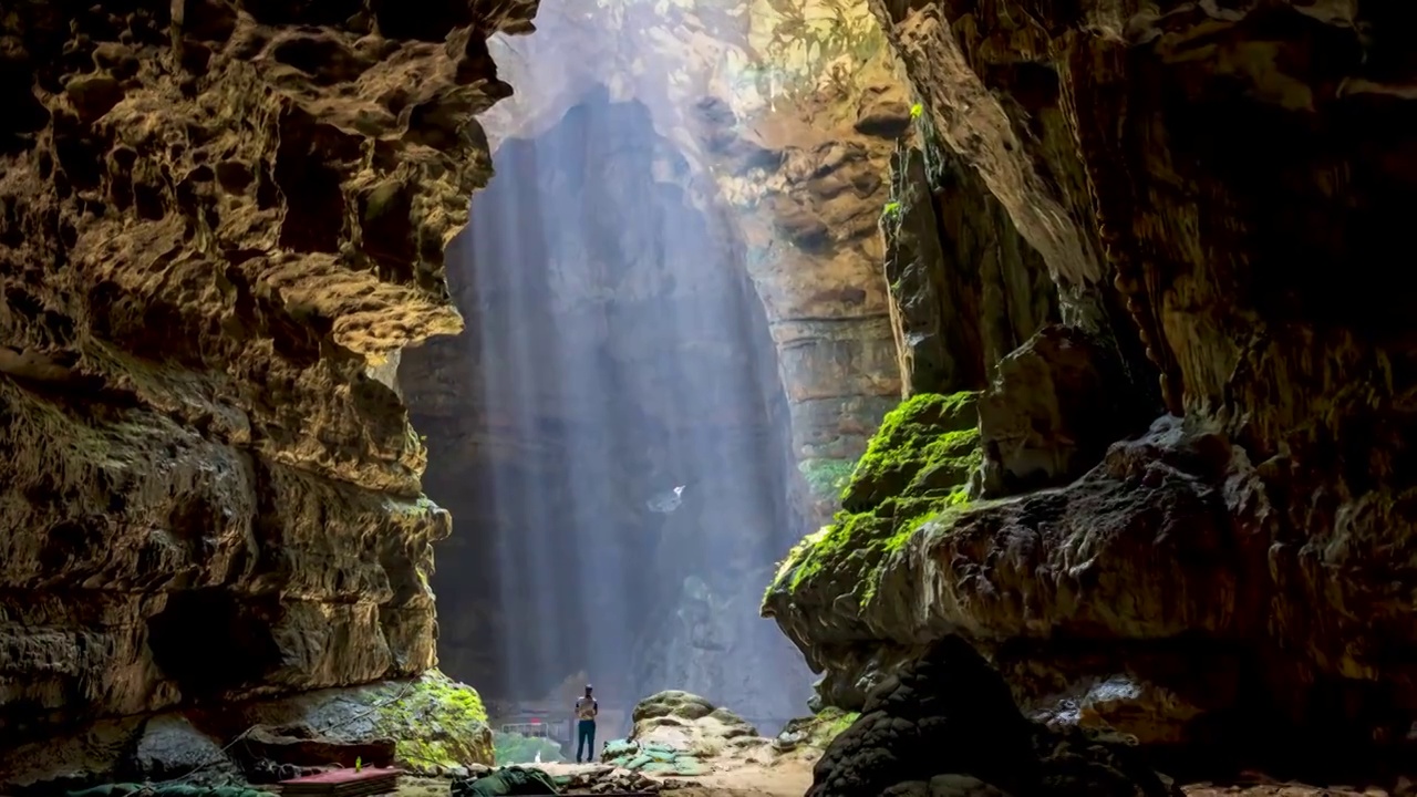 延时摄影追踪贵州独山的情阳洞天的阳光视频素材