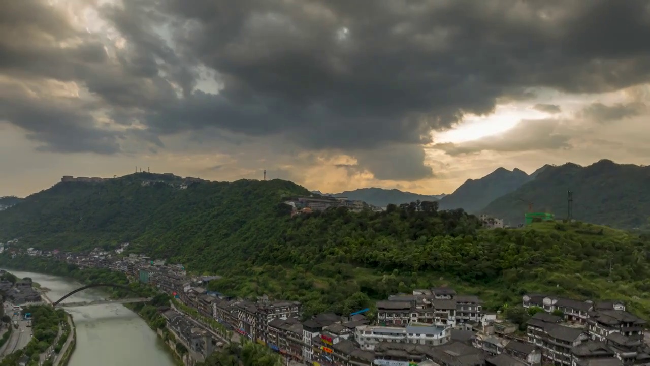 延时摄影，航拍贵州遵义茅台镇的景色视频下载