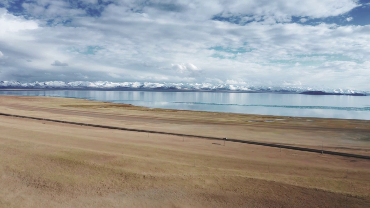 航拍行驶在纳木措湖边的汽车视频下载