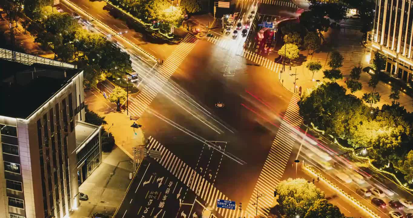 晚高峰时上海陆家嘴繁忙的十字路口视频下载