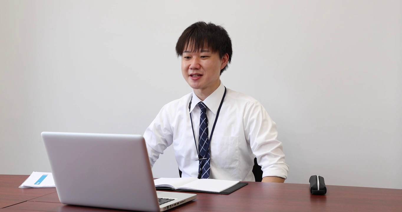 远程会议的日本年轻商人视频下载