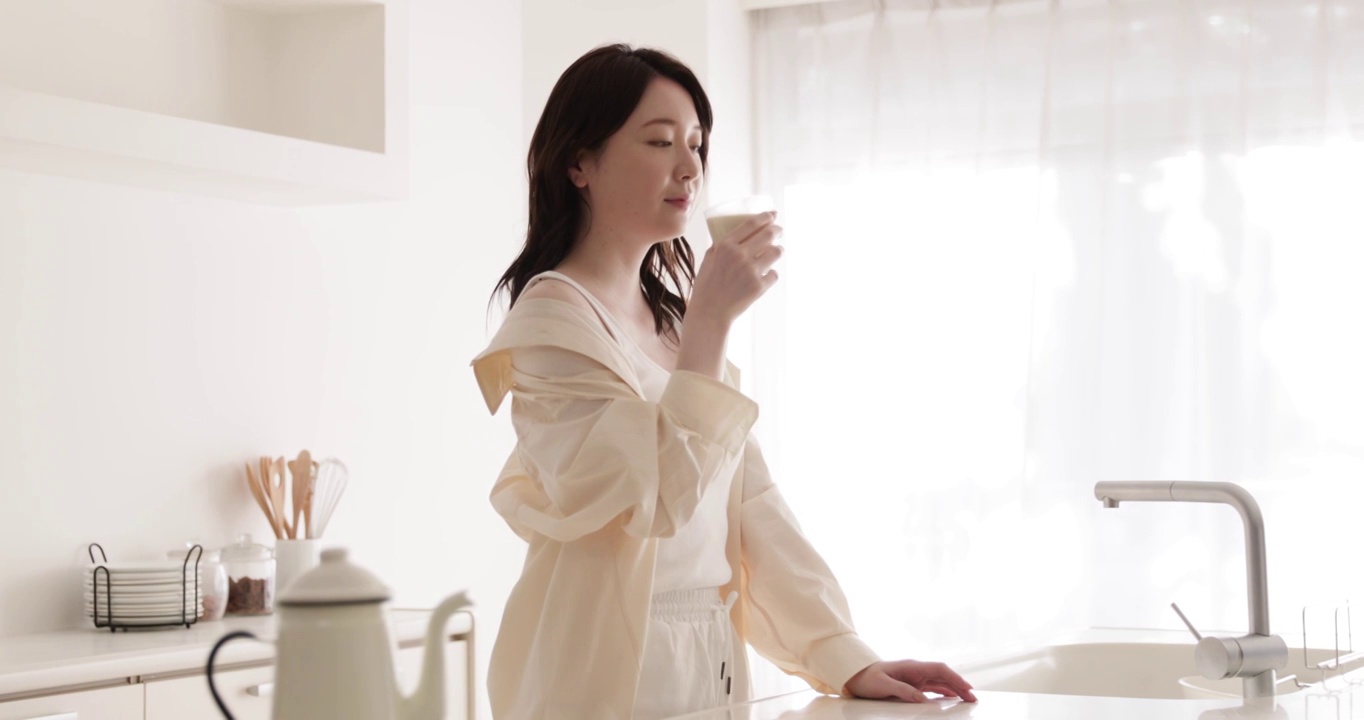 在家享受健康饮食的日本女性视频素材