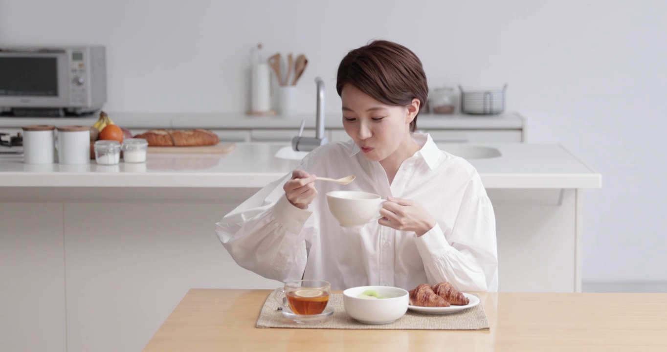 在家享受健康饮食的日本女性视频素材